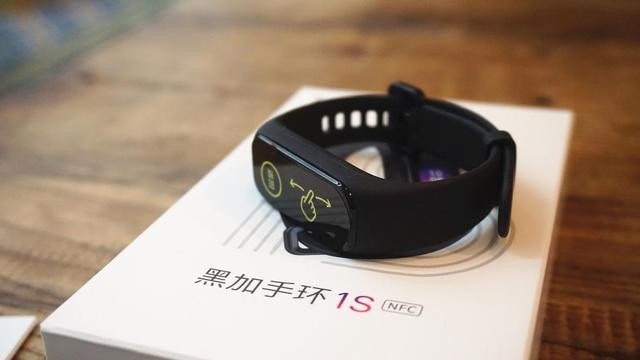 比小米手环体验更好，能控制米家产品、NFC、离线支付一个都不少