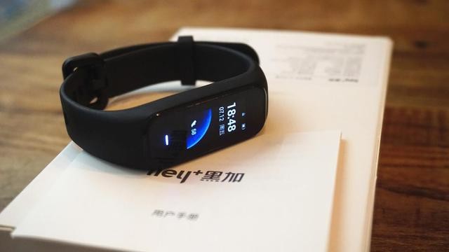 比小米手环体验更好，能控制米家产品、NFC、离线支付一个都不少