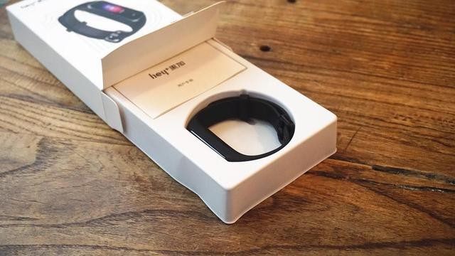 比小米手环体验更好，能控制米家产品、NFC、离线支付一个都不少