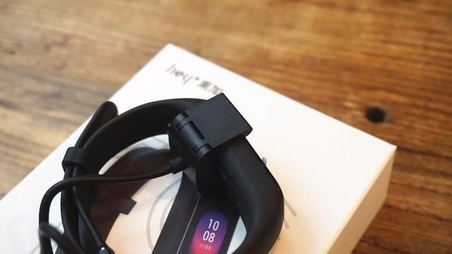 比小米手环体验更好，能控制米家产品、NFC、离线支付一个都不少