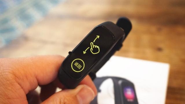 比小米手环体验更好，能控制米家产品、NFC、离线支付一个都不少