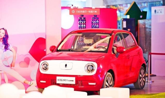 最炫的颜色欧拉r1女神版的珊瑚橙草莓红