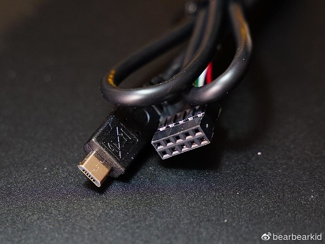 ▼另一根线材即为常规的3pin rgb接口,可以接入主板或者其它控制器