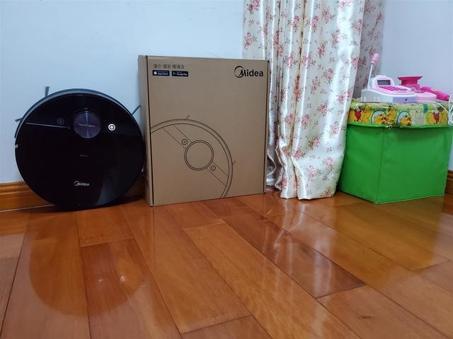 床底下有大半年没打扫了,看美的扫地机器人M7大展身手