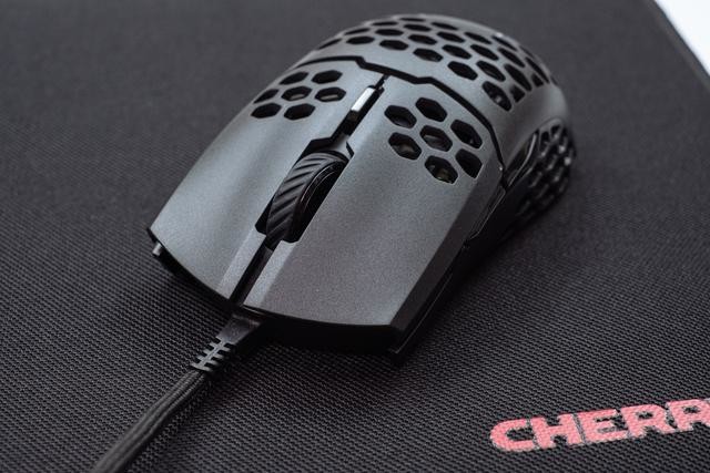 53克轻量化的洞洞鼠标,CoolerMaster MM710游戏鼠标