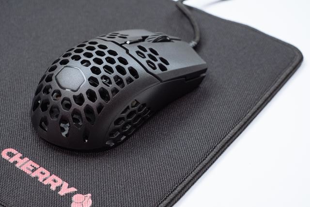 53克轻量化的洞洞鼠标,CoolerMaster MM710游戏鼠标