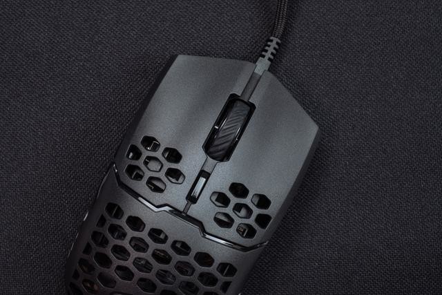 53克轻量化的洞洞鼠标,CoolerMaster MM710游戏鼠标