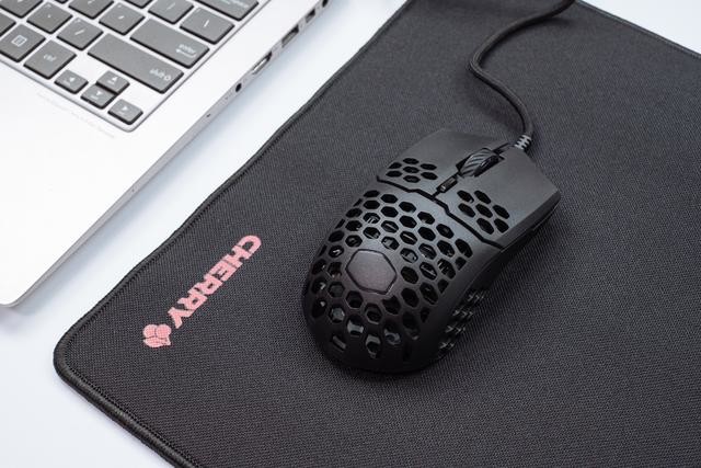 53克轻量化的洞洞鼠标,CoolerMaster MM710游戏鼠标