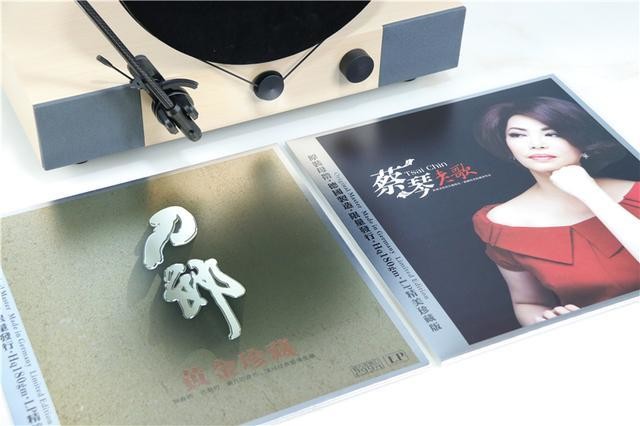 将唱片立起来听,让音乐仪式感满满!格莱美二代黑胶唱片机体验