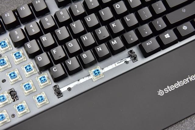 大键位方案还是卫星轴方案,这把青轴的键程是2mm,和cherry原厂樱桃