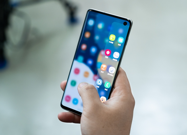 s 和 note 旗舰系列,三星拒绝了从全面屏到导航手势,从三摄到屏下指纹