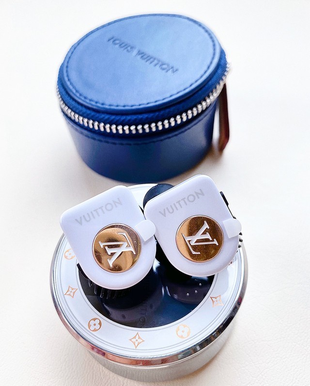 用自己挣的钱选了lv的真无线蓝牙耳机当礼物