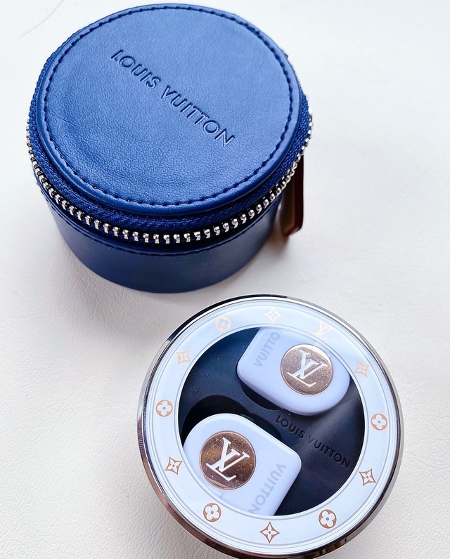 用自己挣的钱选了lv的真无线蓝牙耳机当礼物