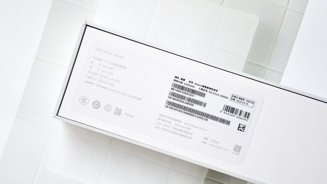 oppo watch的包装像是一个精致的礼盒,与find x2系列深邃蓝的配色截然