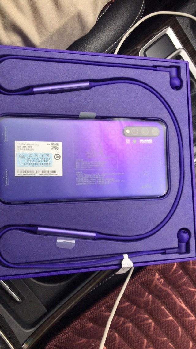 华为n5p拿在手里很轻音质清晰像素也很高哦