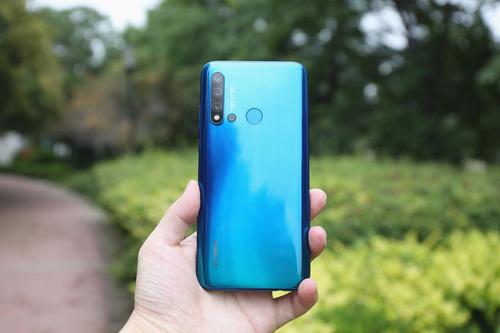 华为nova5i 拍照很美 全屏的 特别帅气