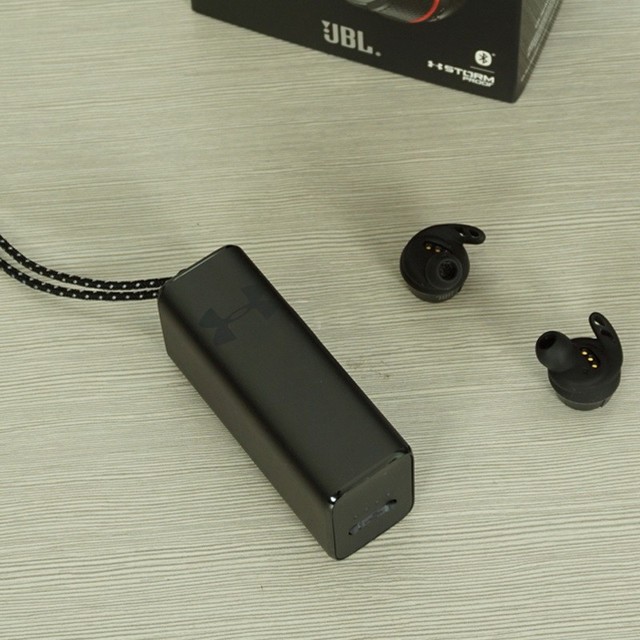 jbl安德玛联名款蓝牙耳机支持ipx7级防水