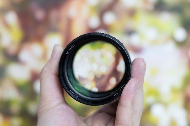 不到3K的徕卡镜头,国产七工匠75mm F1.25,享受极致虚化