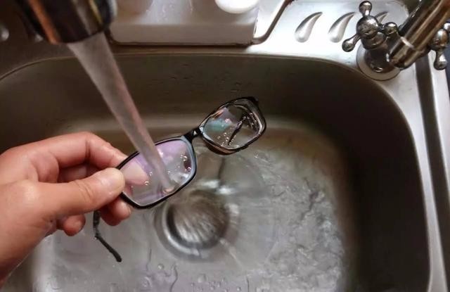踏入社会工作后,已没有多少空闲的时间去市里的眼镜店清洗眼镜,开始