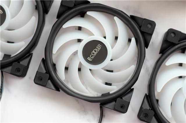手把手教你装CPU水冷,超频三凌镜360水冷分享