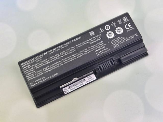 雷神911 plus 2代游戏笔记本的电池体积不大,通过卡口固定,所以拆卸很