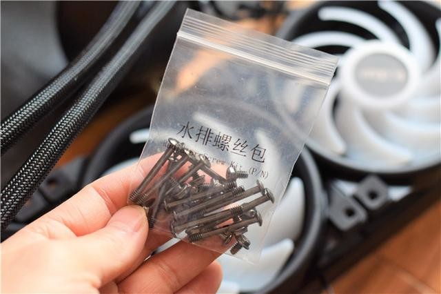 手把手教你装CPU水冷,超频三凌镜360水冷分享