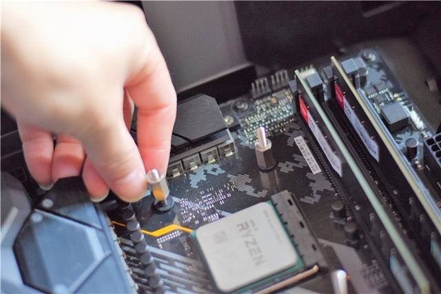 手把手教你装CPU水冷,超频三凌镜360水冷分享