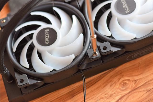 手把手教你装CPU水冷,超频三凌镜360水冷分享
