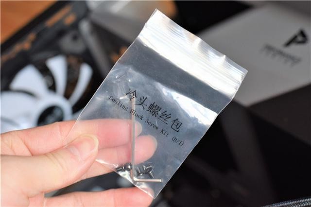 手把手教你装CPU水冷,超频三凌镜360水冷分享