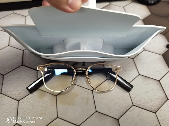 如果和盒子放在一起的话,眼镜看起来还挺小巧的……但实际上不论是