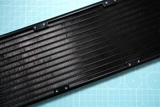 熄灭火焰山的挑战!颜值360水冷比240水冷强多少?