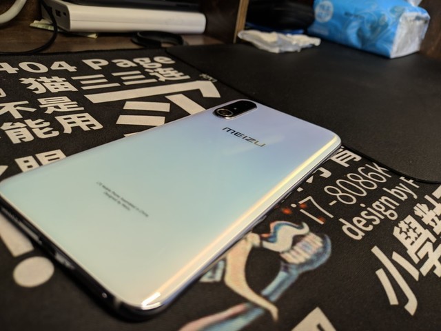 魅族16sp外壳非常滑放到一点点斜的椅子就会滑