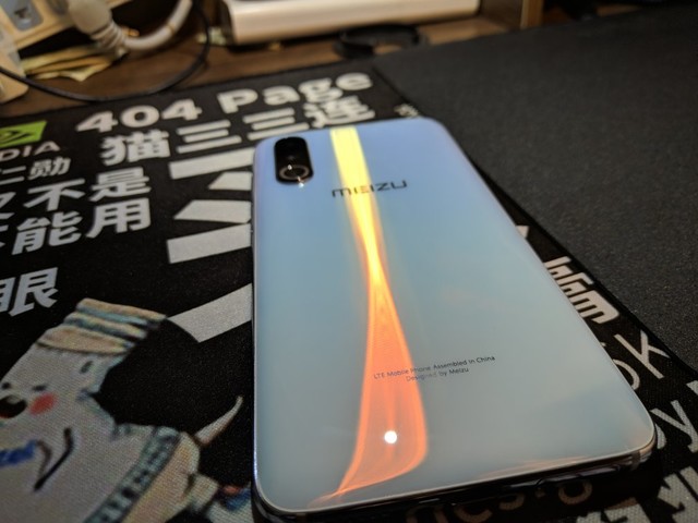 魅族16sp外壳非常滑放到一点点斜的椅子就会滑