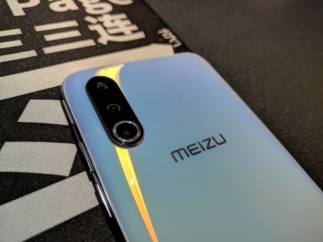 魅族16sp外壳非常滑放到一点点斜的椅子就会滑