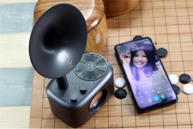 留声机收音调频搭配蓝牙传输,这款桌面音箱很傲娇了