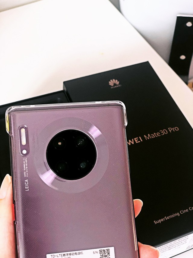 紫罗兰色华为mate30pro被她的颜值吸引了
