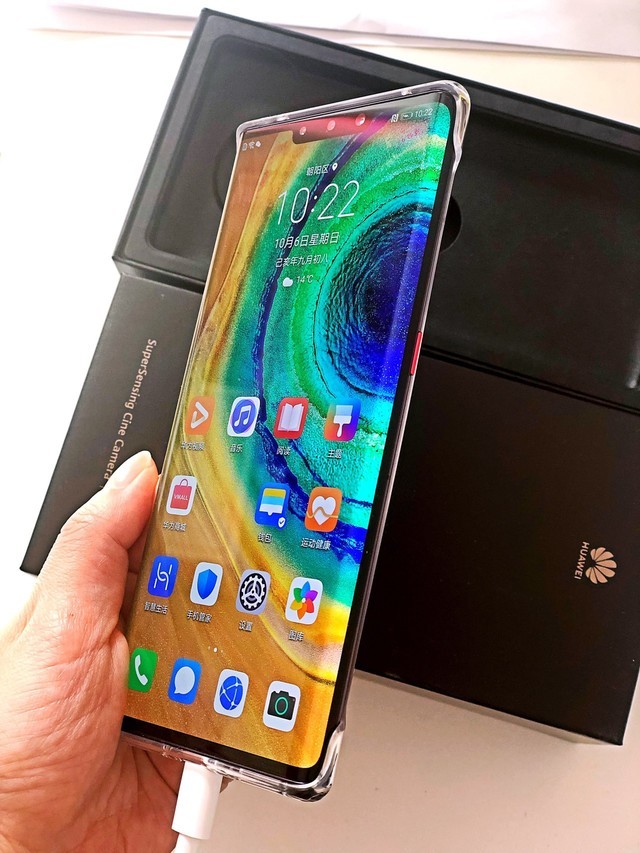 紫罗兰色华为mate30pro被她的颜值吸引了