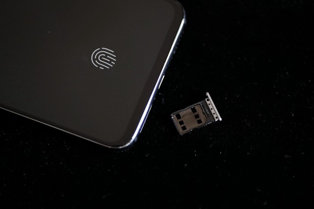 此外,为节省机身空间,魅族 16s pro专门设计了双层sim卡托,正反可以各