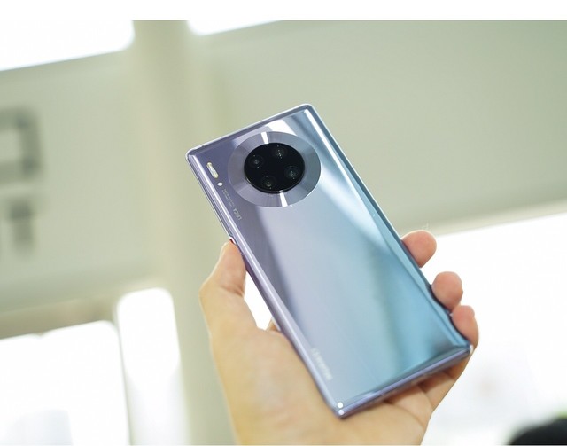 华为mate30pro瀑布屏颜值在线很养眼