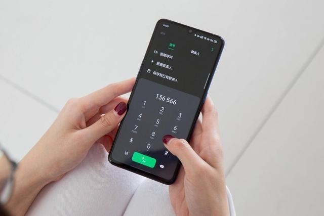 深夜不再刺眼,ColorOS 7、IOS 13、EMUI 11各显神通谁更强?