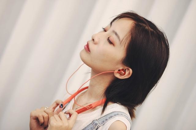 「时尚性」与「实用性」兼并,OPPO ENCO Q1挂脖耳机上手体验