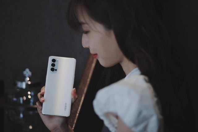 这台OPPO Reno4,靠着轻薄和颜值能够让小姐姐放弃买微单吗?