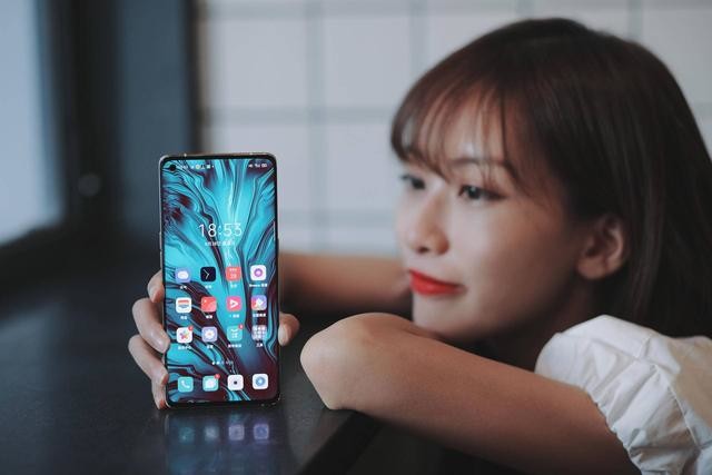 这台OPPO Reno4,靠着轻薄和颜值能够让小姐姐放弃买微单吗?