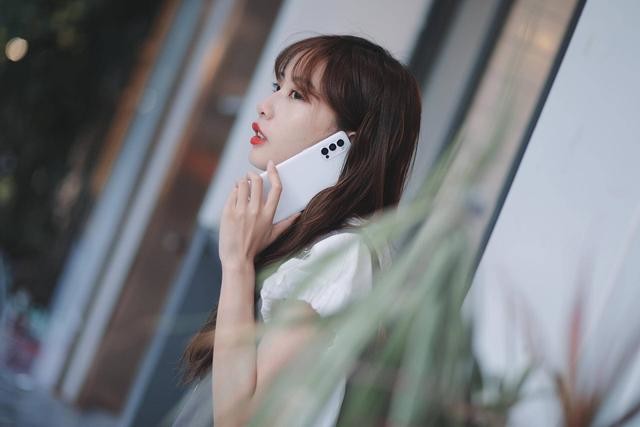 这台OPPO Reno4,靠着轻薄和颜值能够让小姐姐放弃买微单吗?