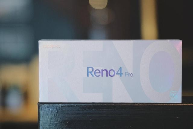 这台OPPO Reno4,靠着轻薄和颜值能够让小姐姐放弃买微单吗?