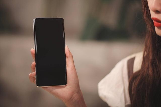 这台OPPO Reno4,靠着轻薄和颜值能够让小姐姐放弃买微单吗?