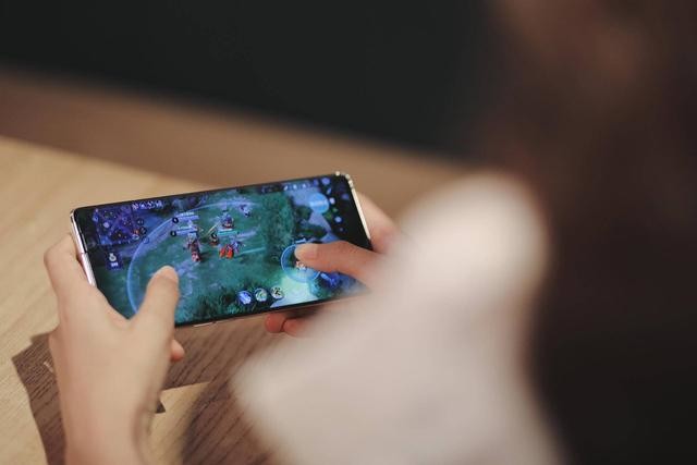 这台OPPO Reno4,靠着轻薄和颜值能够让小姐姐放弃买微单吗?