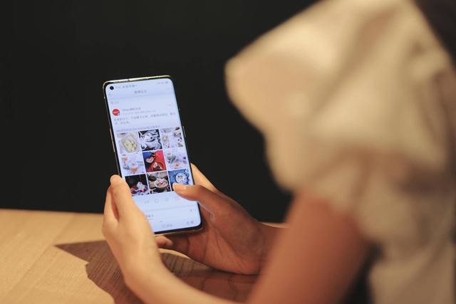 这台OPPO Reno4,靠着轻薄和颜值能够让小姐姐放弃买微单吗?