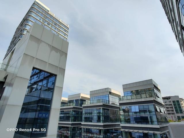 这台OPPO Reno4,靠着轻薄和颜值能够让小姐姐放弃买微单吗?