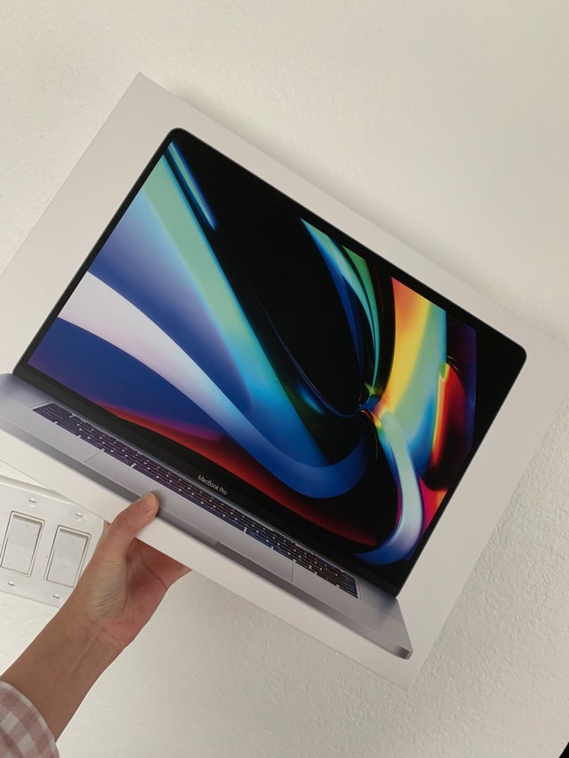 新款macbook pro屏幕好大啊,16寸感觉很适合看电视剧,采用高动态范围